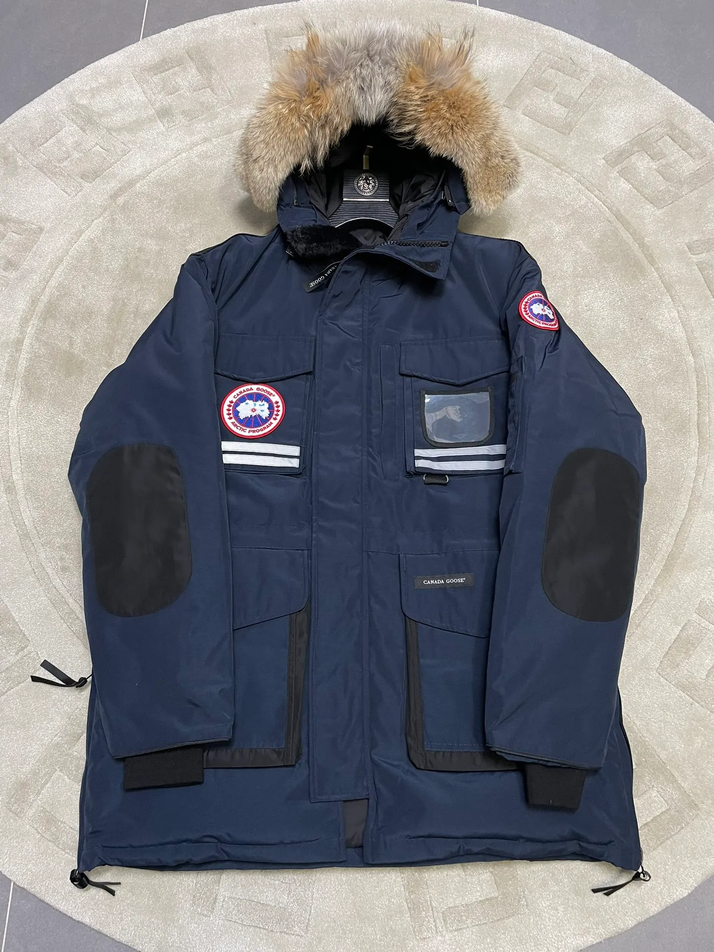 P1060 CANADA GOOES 🇨🇦ⒿⓅⓈ manufactures 10 models of snow curse men and women couples. Factory direct supply: supplying global purchasing agents, micro-business, entities, Tmall, high-end stalls and studio cooperation, free shipping! There are 10 types of Canada Goose Snow Mantra parkas for men and women, the Rolls-Royce of down jackets. ➖ Industry-leading anti-counterfeiting chip sensing. ➖ Imported Behringer embroidery machines and customized embroidery labels, the highest level and industry leading. ➖ Imported Korean 21-count polyester-cotton blended original fabric, TC85 waterproof coated fabric, water-repellent, windproof and wear-resistant. ➖ The new national standard 90 white duck down has an average down filling of 300 grams. The amount of down filling is industry-leading. ➖ 100% nylon lining with double double-layer sealing design to prevent velvet running, and seamless thread design on the cuffs! ➖ Yoshida YKK provides original factory-customized electroplated sliders. YKK two-way lockable zippers are tight and smooth and do not peel off paint. ➖ 3M composite Velcro is durable and the accessories and hardware are all custom-made. Note: Our copywriting is only simple and clear. Instead of bragging about the copywriting, it is better to compare and understand with samples. Only for the purest goose, the most dedicated, the most professional, the highest quality, the highest cost performance! SIZE:XS-XXL [with size chart]
